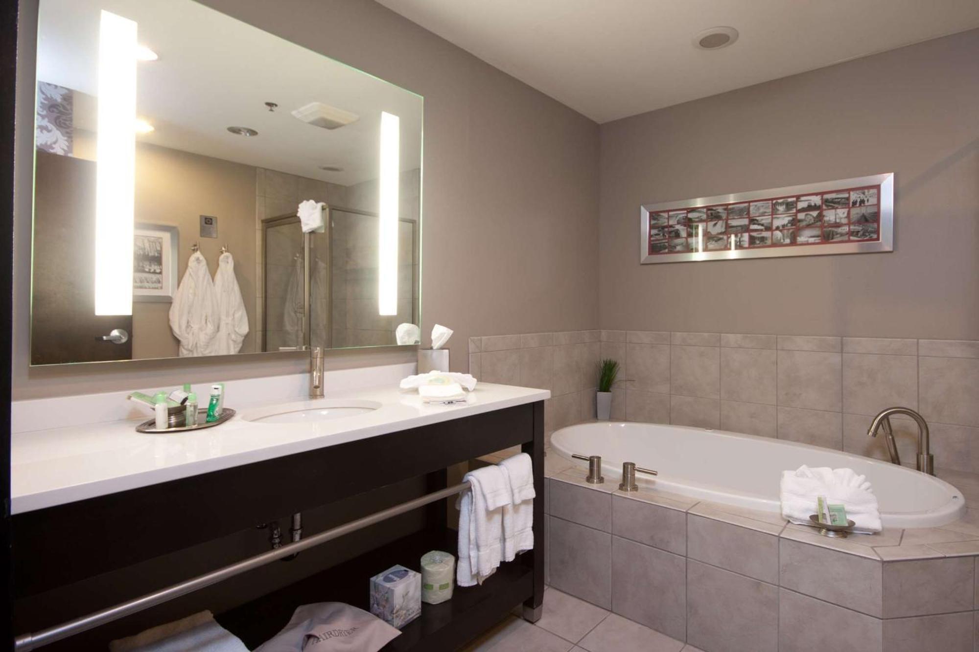 The Giacomo, Ascend Collection Hotel Niagara Falls